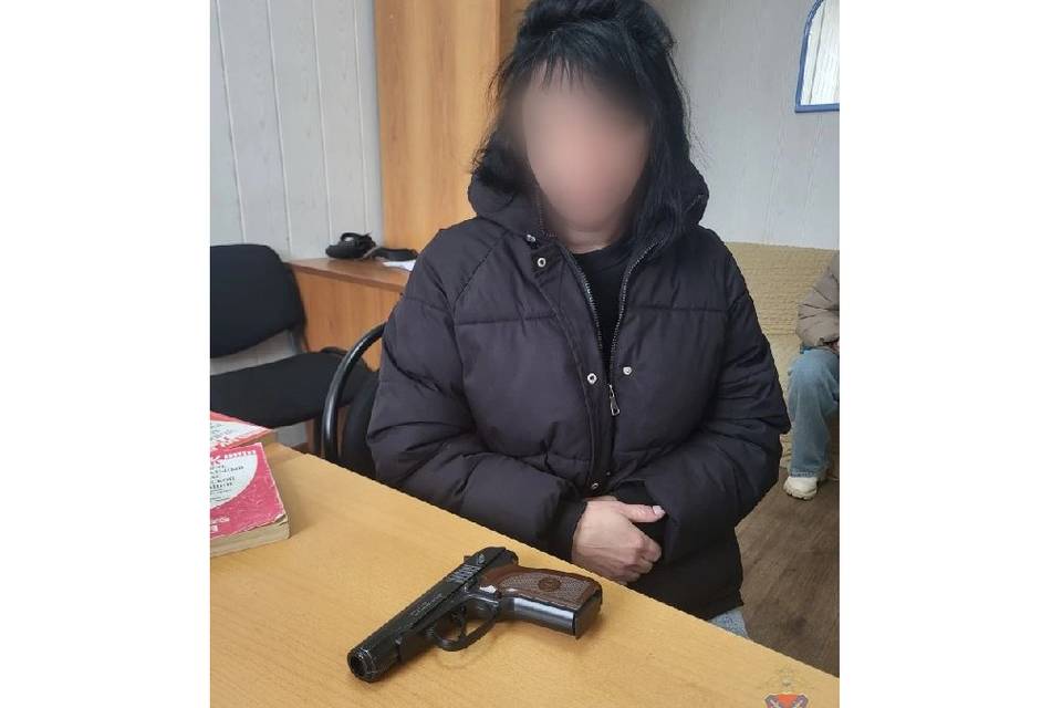Под Волгоградом женщина из-за ревности угрожала пистолетом знакомой