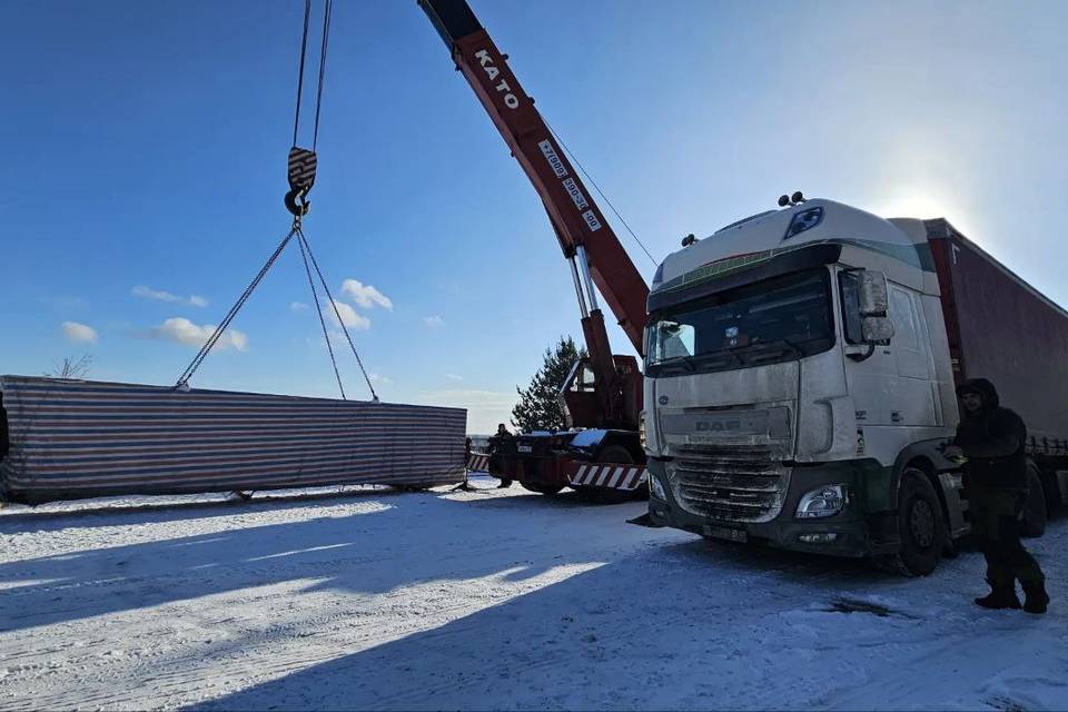 В ЦПКиО Волгограда начали разгружать опоры будущего гигантского аттракциона