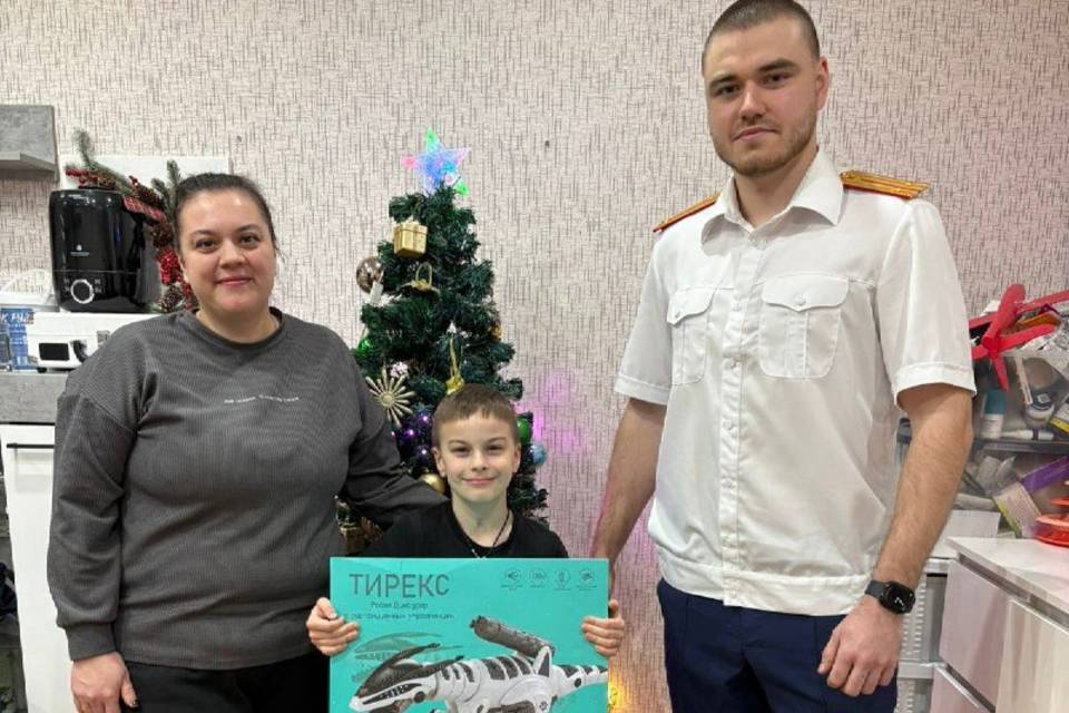 Офицеры СКР исполнили мечту мальчика из Волгограда