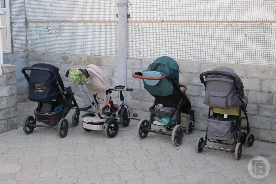Волгоградские родители могут считать в стаж периоды ухода за ребенком до 1,5 лет