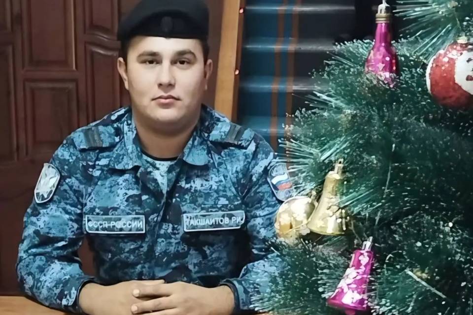 Пристав из Волгоградской области спас людей из провалившейся под лед машины