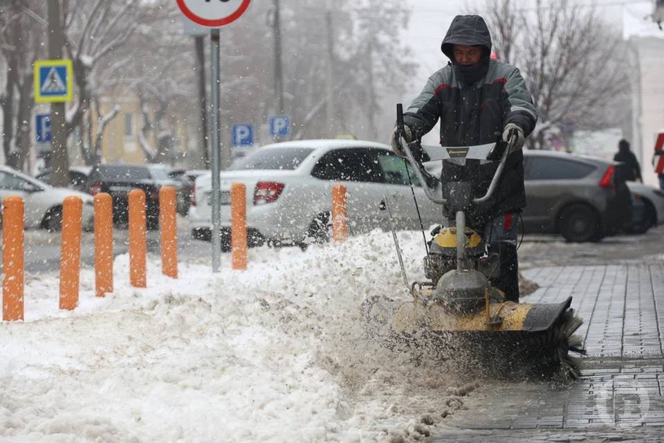 В Волгограде техника помогает людям справляться с последствиями осадков