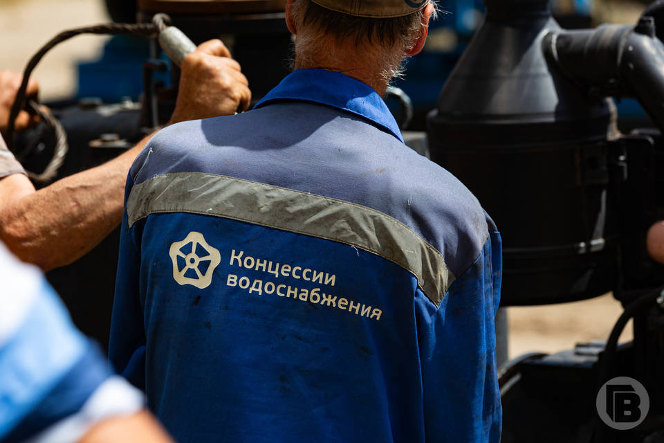 В Волгограде на Красном устраняют порыв магистрального водовода