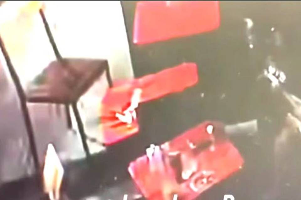 В Волжском в «Волгамолле» девушки подожгли поднос с мусором