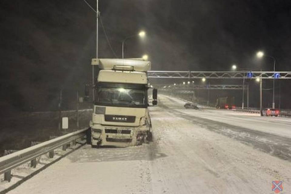 Иномарка столкнулась с грузовиком под Волгоградом