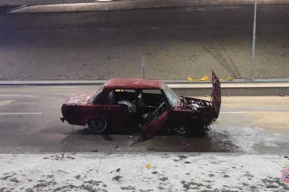 ВАЗ влетел в ограждение в центре Волгограда