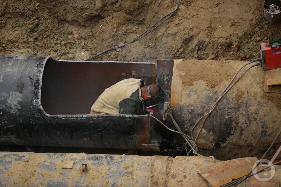 В Волгограде аварийная бригада устраняет технологическое нарушение на водоводе