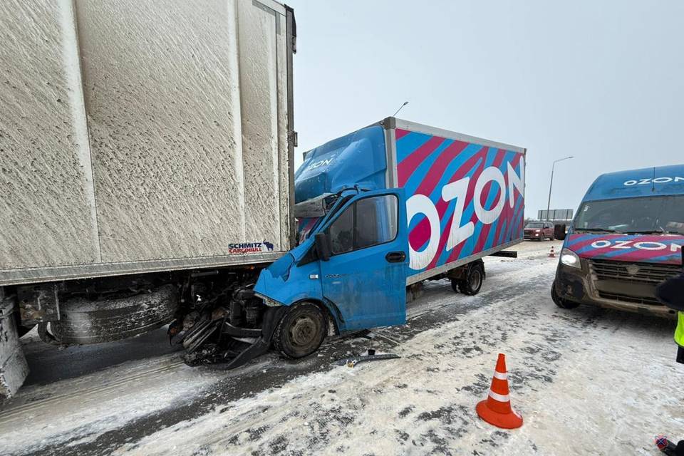 Фургон «Озон» устроил ДТП под Волгоградом