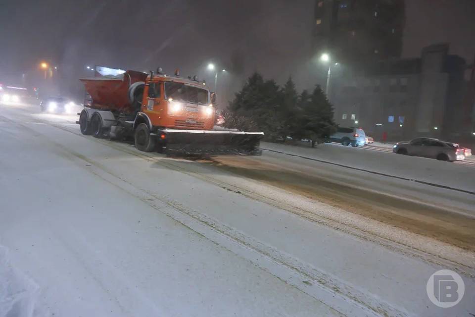 На дороги Волгограда вышла коммунальная техника