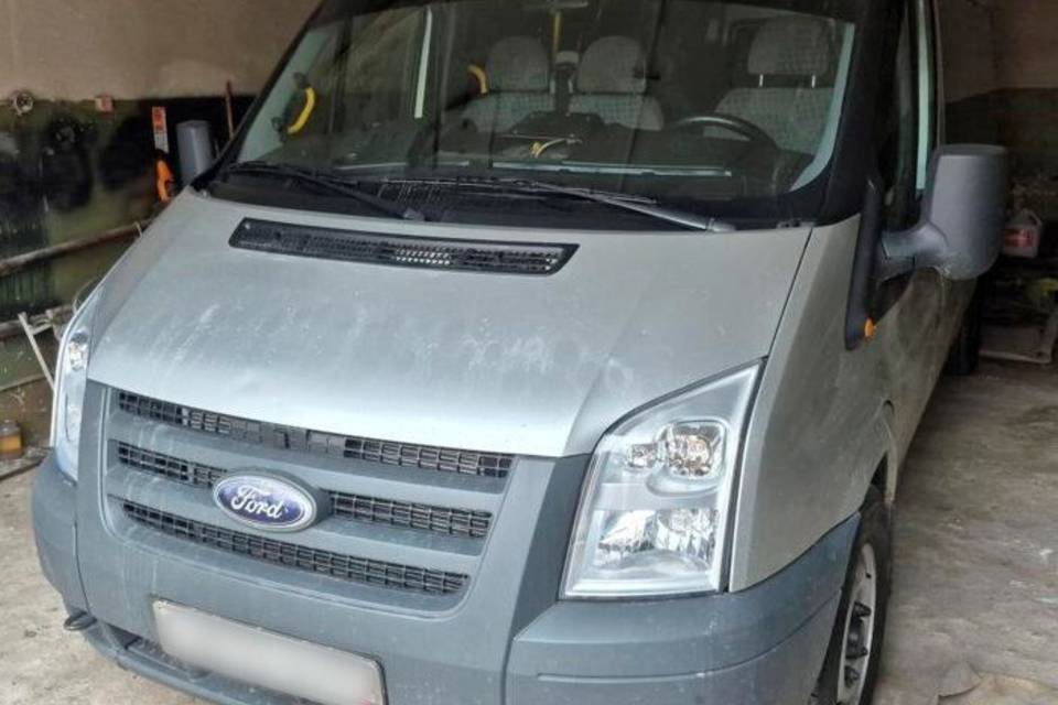 Власти Урюпинска избавляются от элитного микроавтобуса по бросовой цене