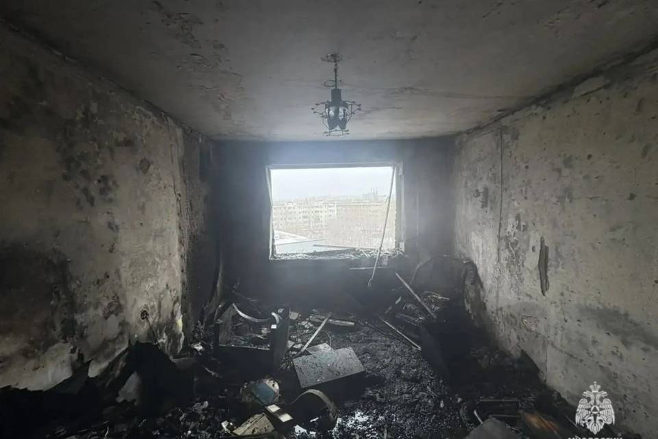 Волгоградские пожарные спасли 5 человек из горящей многоэтажки