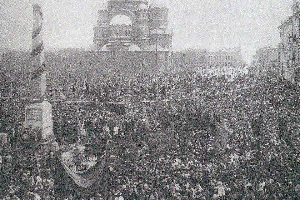 Редкое фото предшественника обелиска на площади Павших борцов показали волгоградцам