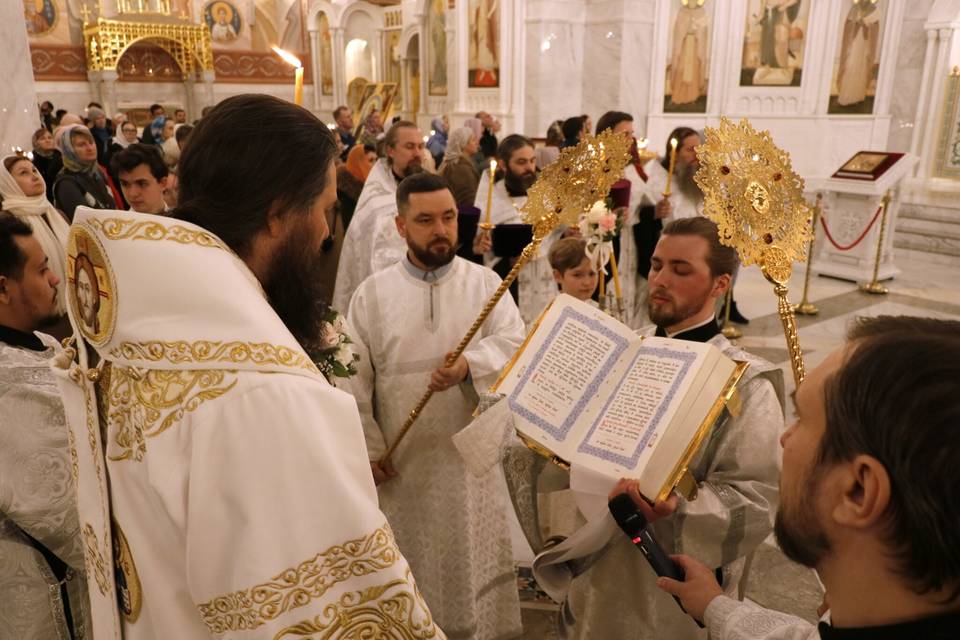 Митрополит Феодор провел праздничное Всенощное бдение в Волгограде