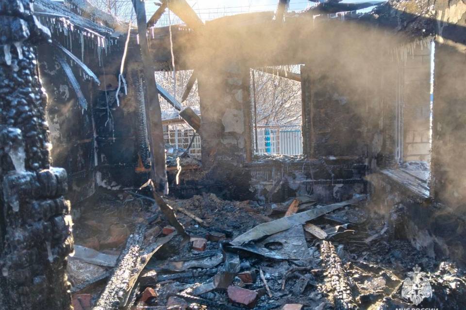 Пожар уничтожил дом под Волгоградом, есть пострадавший