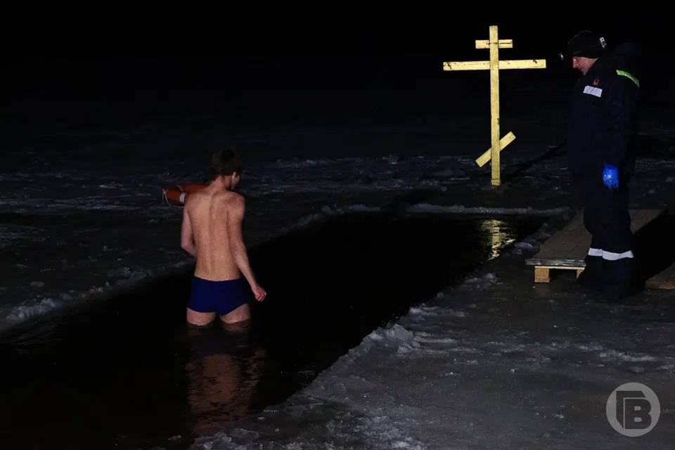 Волгоградцам посоветовали продукты, чтобы не заболеть после купания в проруби