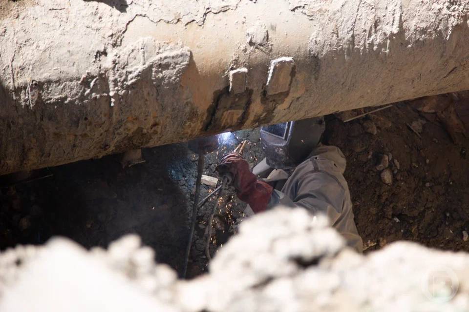 В микрорайоне Тулака Волгограда устраняют нарушения на теплосетях