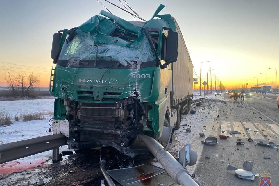 КамАЗ врезался в ограждение под Волгоградом
