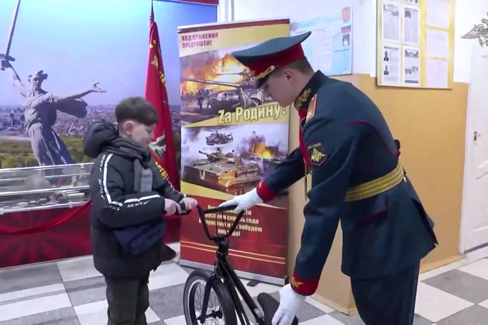 Замминистра обороны РФ исполнил мечту юного волгоградца