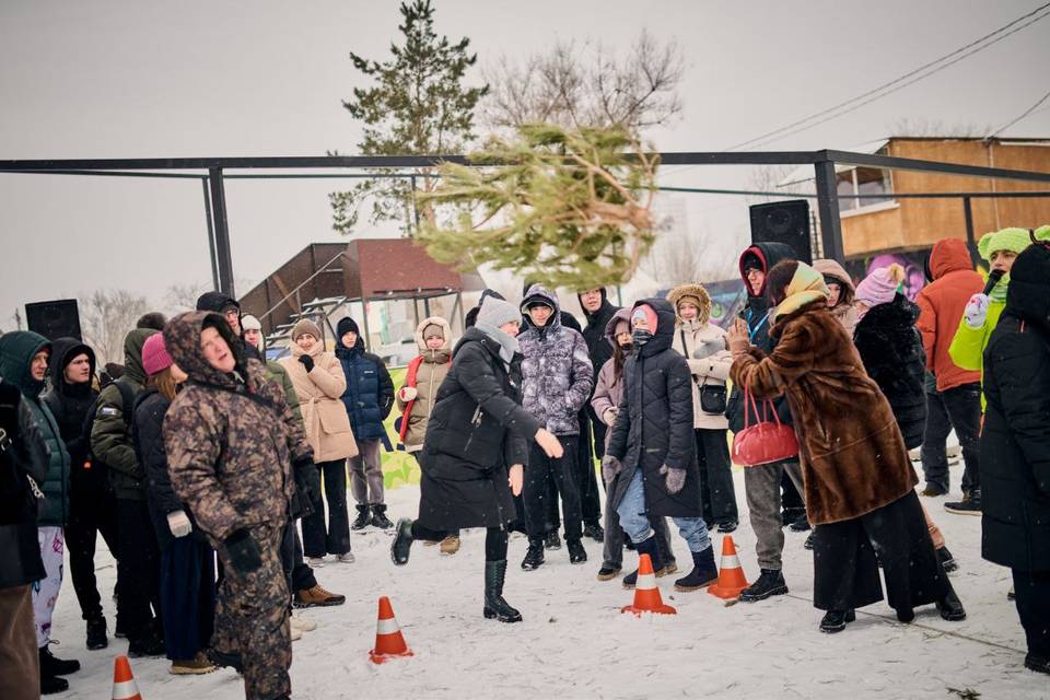 Турнир по метанию елок провели в Волжском