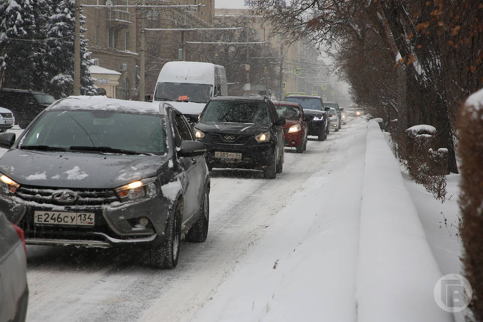 Кроссовер протаранил троллейбус №8а в Волгограде