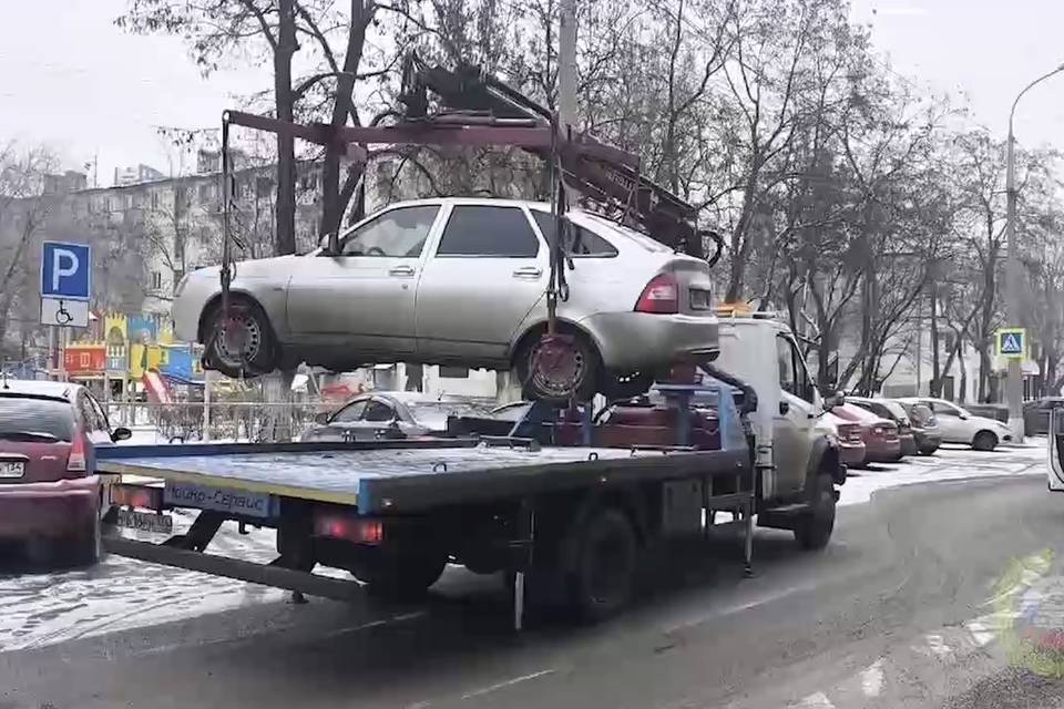 Сотрудники ДПС проводят проверки на дорогах около торговых центров Волгограда