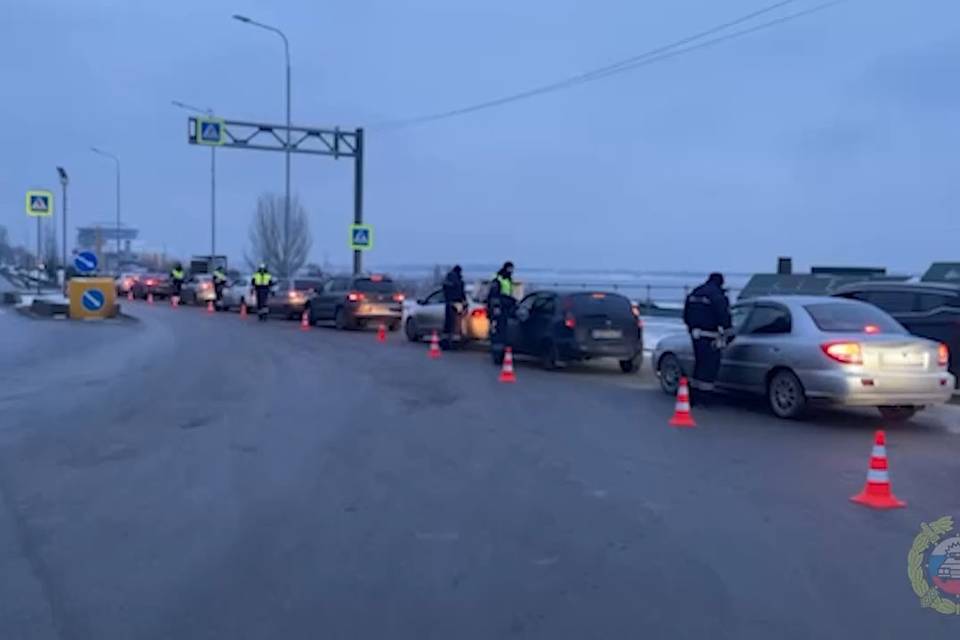 Сотрудники ДПС массово проверяют волгоградских водителей на нарушения ПДД