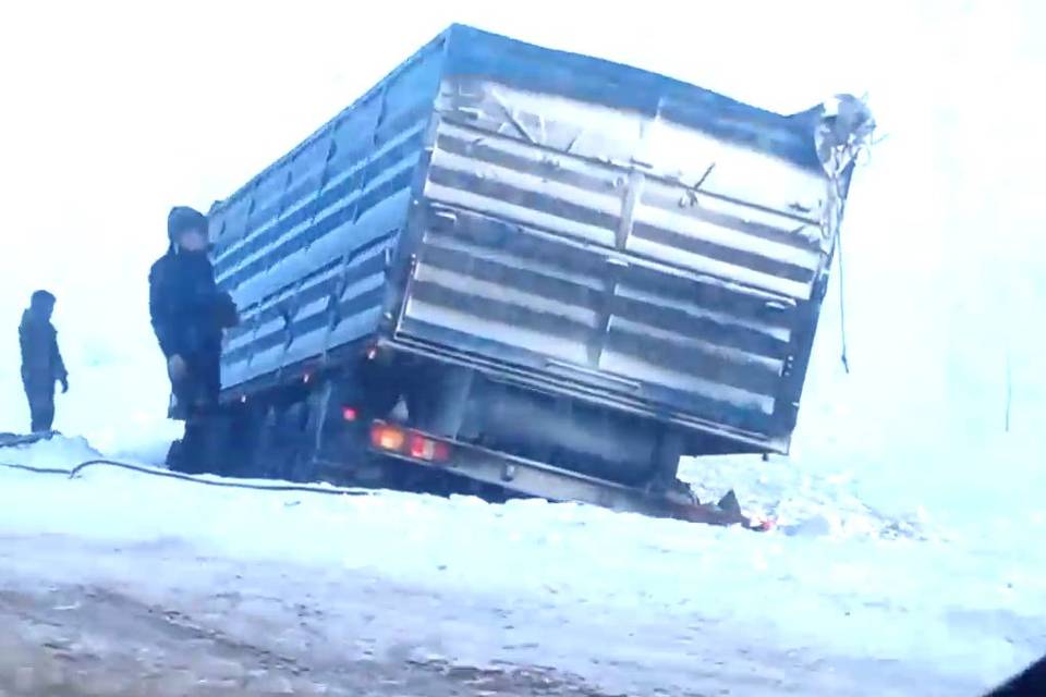 Под Волгоградом у Фролово большегруз опрокинулся в кювет