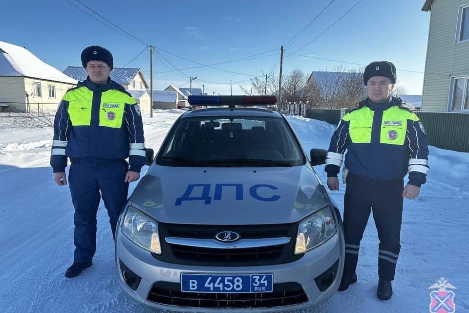 Волгоградка чуть не замерзла насмерть в сугробе, ее спасли полицейские