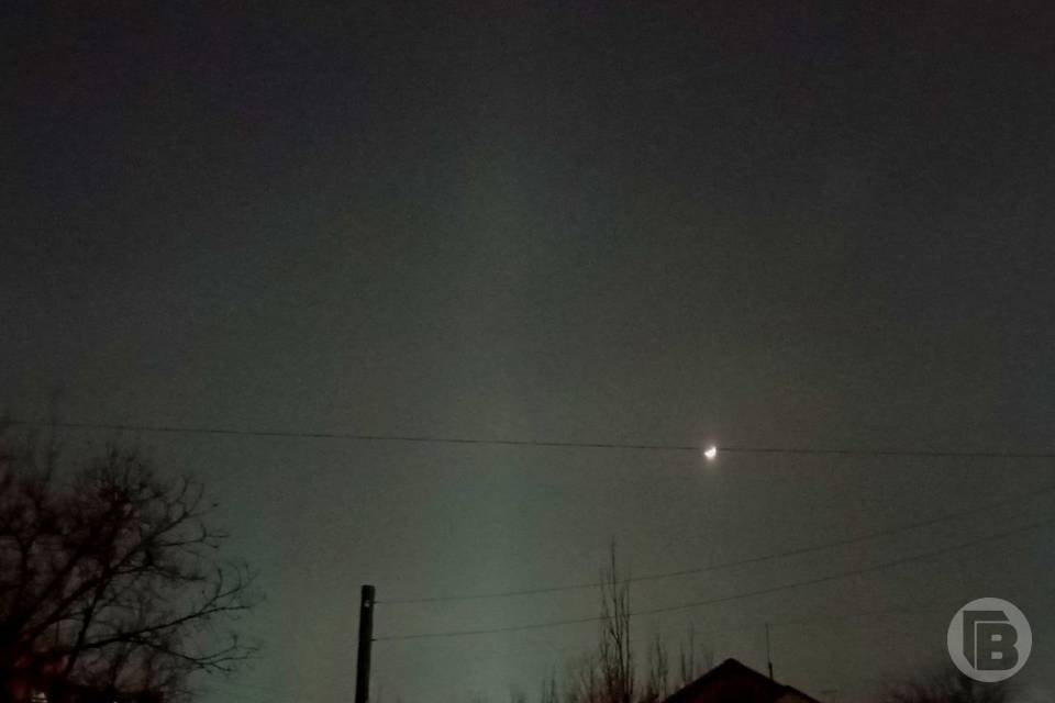 Световые столбы появились в небе Волгограда вечером 23 января