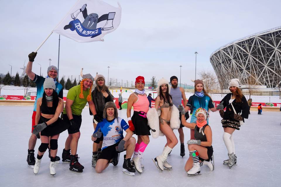 Моржи загорали на катке в ЦПКиО Волгограда