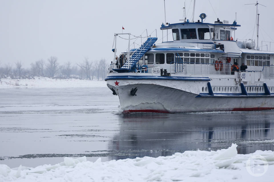 Сквозь льдины: как курсирует теплоход по замерзшей Волге в Волгограде