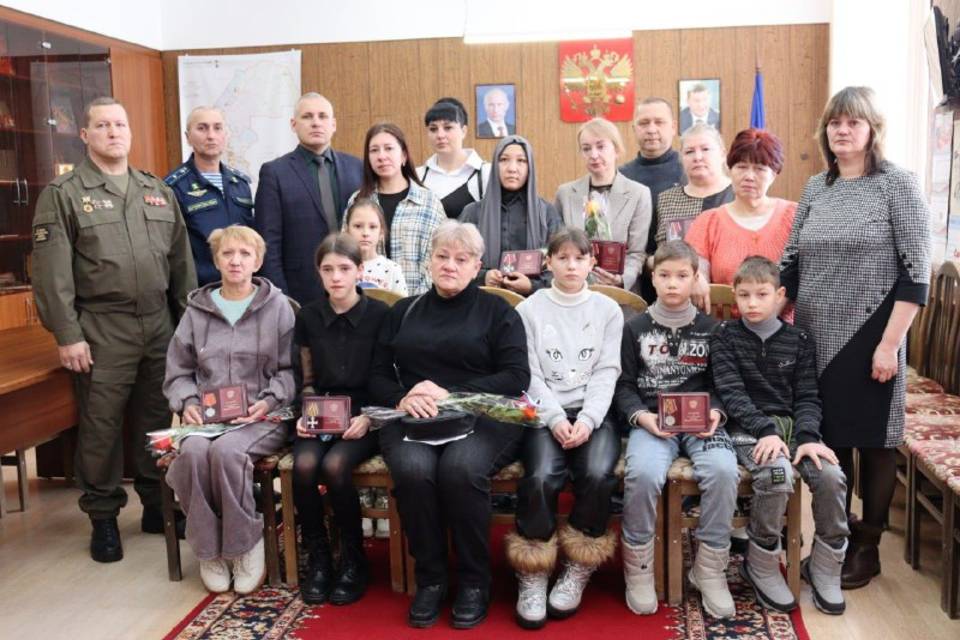 Под Волгоградом семьям 8 участников СВО передали посмертные ордена и медали