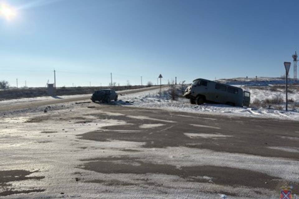 Волгоградка на санитарной «буханке» врезалась в иномарку