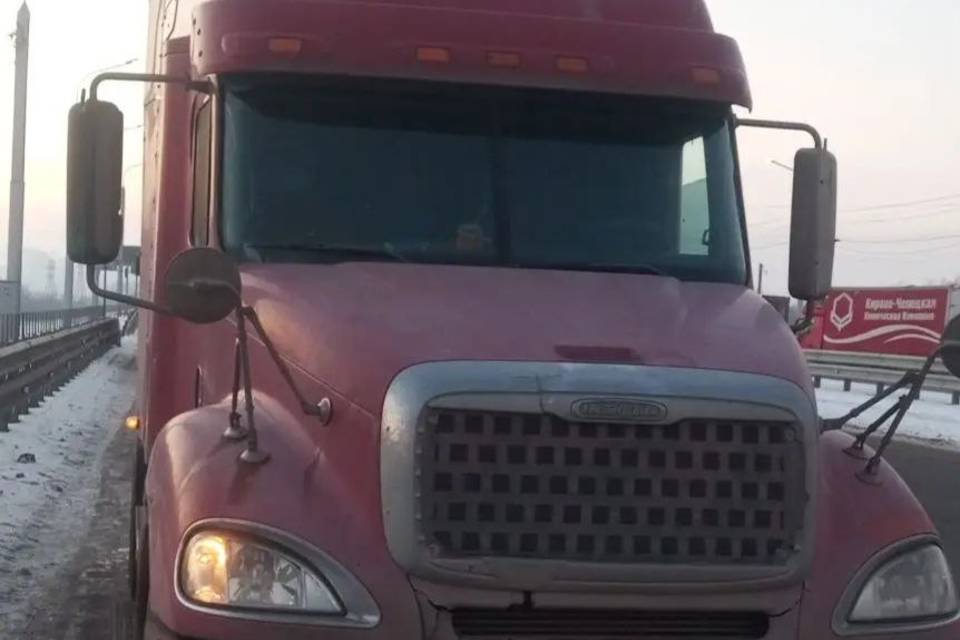 Тягач забрали у волгоградца за долг в 1,5 миллиона рублей