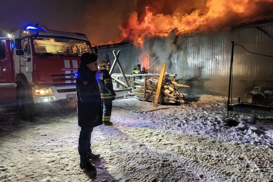 В Волгограде прокуратура начала проверку из-за горящего рынка