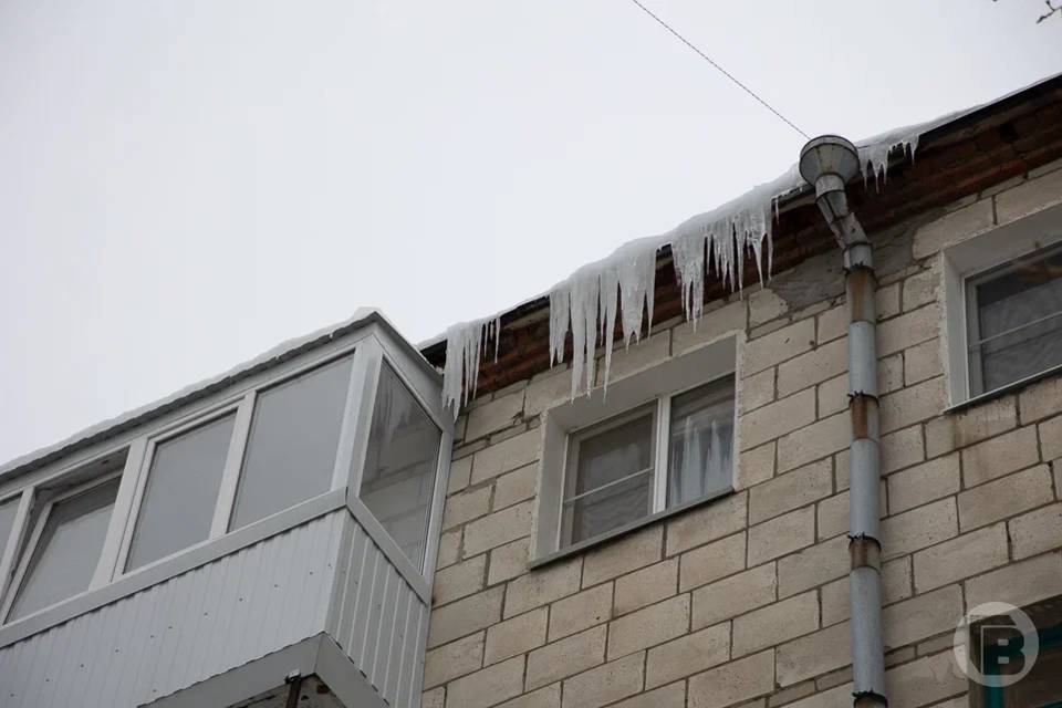 В Воронеже пьяный мужчина спустил своего сына на тросе из окна многоэтажки