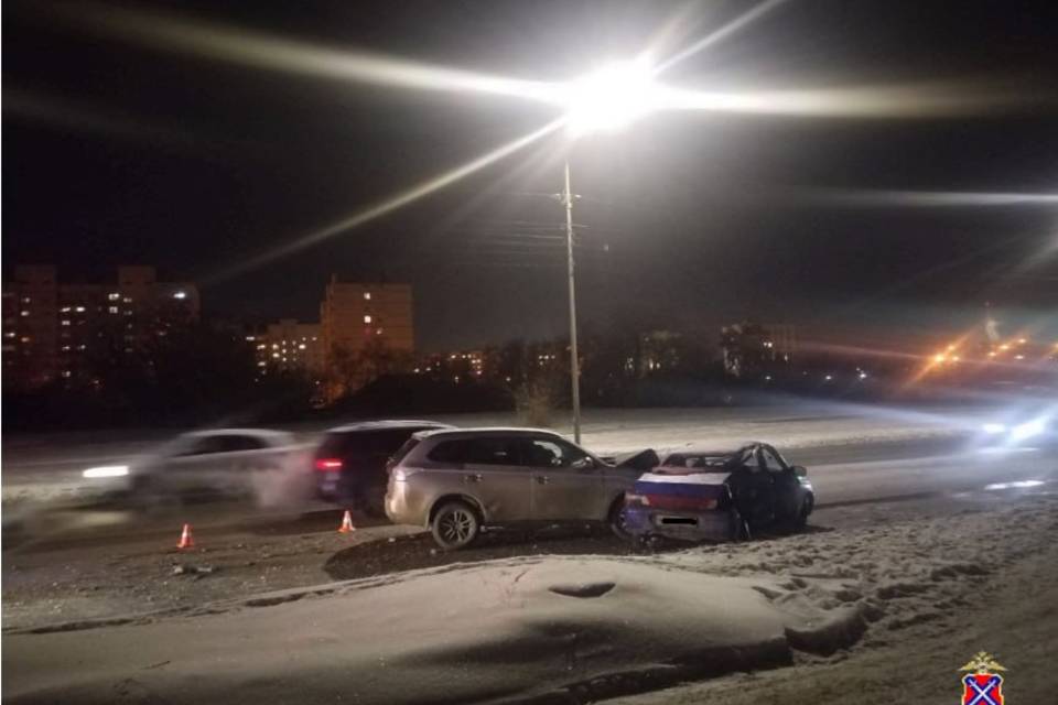 Водитель ВАЗа пострадал при столкновении с Mitsubishi в Волгограде
