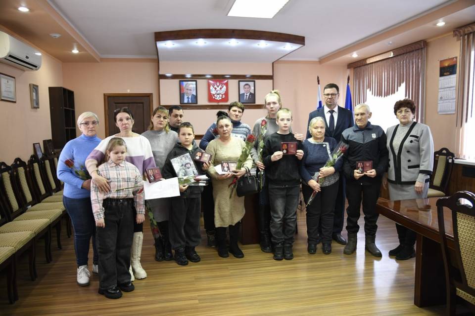 Под Волгоградом пять бойцов СВО получили награды посмертно