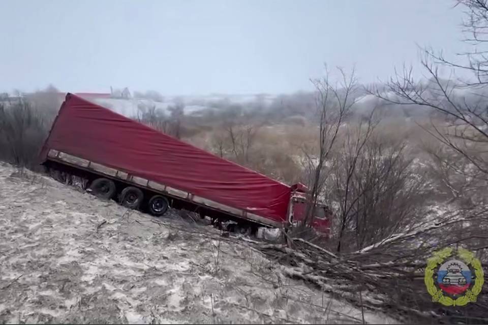 В Волгограде из оврага подняли улетевшую с дороги фуру