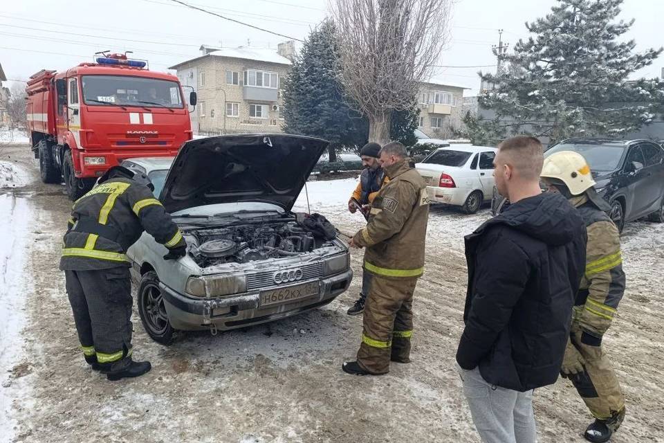 В Волгограде пристав за минуты потушил горящее авто у суда