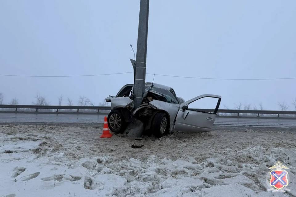 Легковой автомобиль намотало на столб рядом с Волгоградом