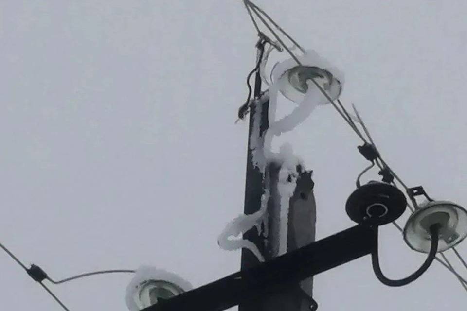 Провода заледенели в двух районах Волгоградской области