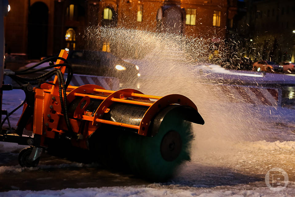 800 тонн реагентов нанесли ночью на дороги Волгограда