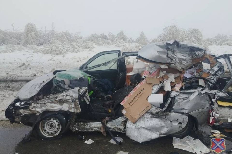 Авто развалилось на части: мужчина погиб в страшном ДТП под Волгоградом