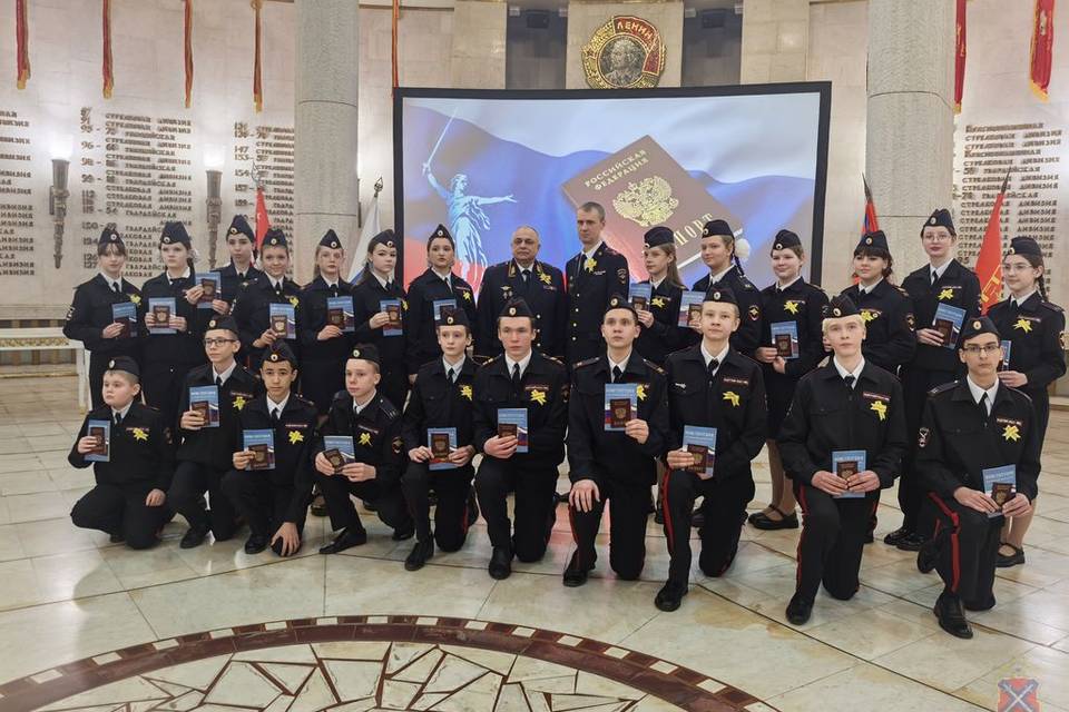 Первые паспорта вручили полицейским кадетам в Волгограде