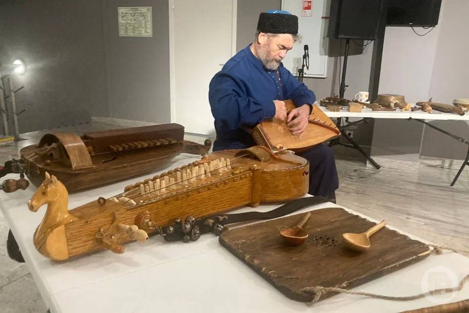 Волгоградцев со школьной скамьи будут учить игре на гуслях