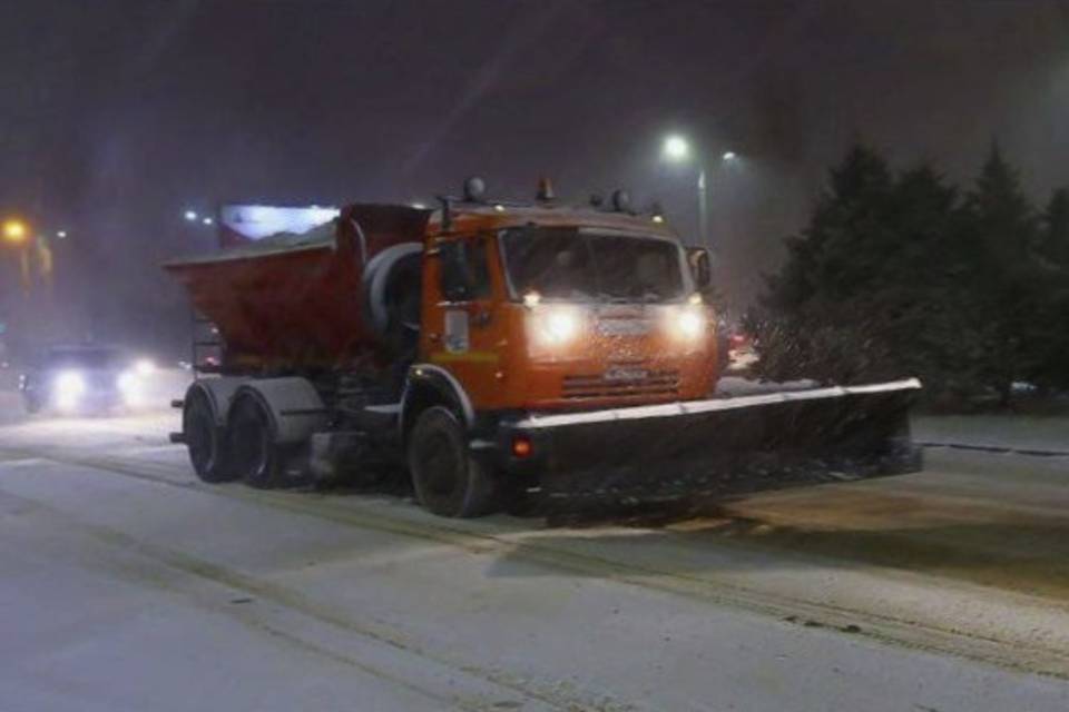 В Волгограде дорожная техника вышла на уборку из-за снегопада
