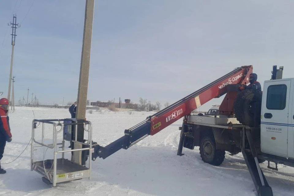 Под Волгоградом энергетики продолжают работу в обесточенных селах