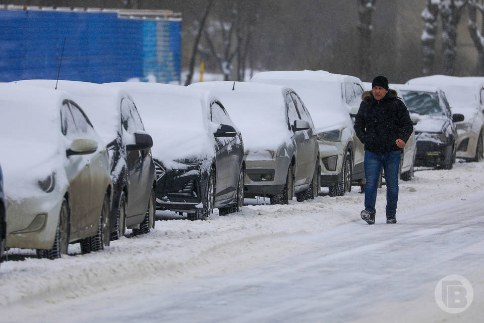 Сломавшаяся фура создала большую пробку в Советском районе Волгограда