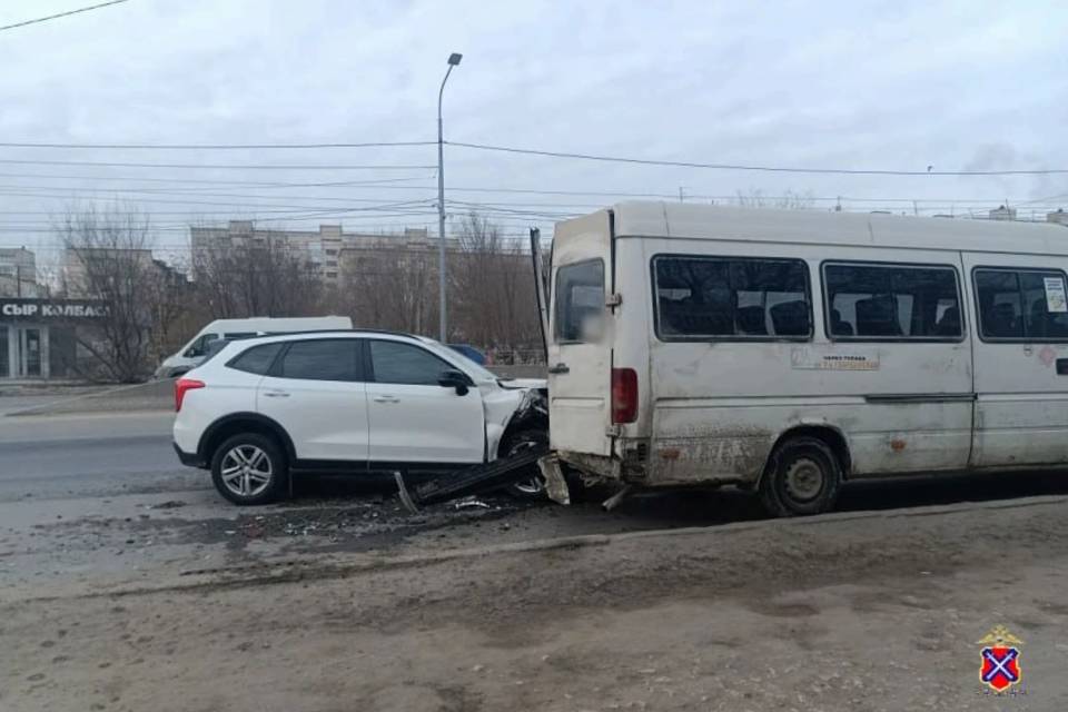 Кроссовер врезался в маршрутку в Волгограде